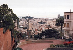 1995 - USA 014 (Lombard Street - Au loin, Coit Tower)